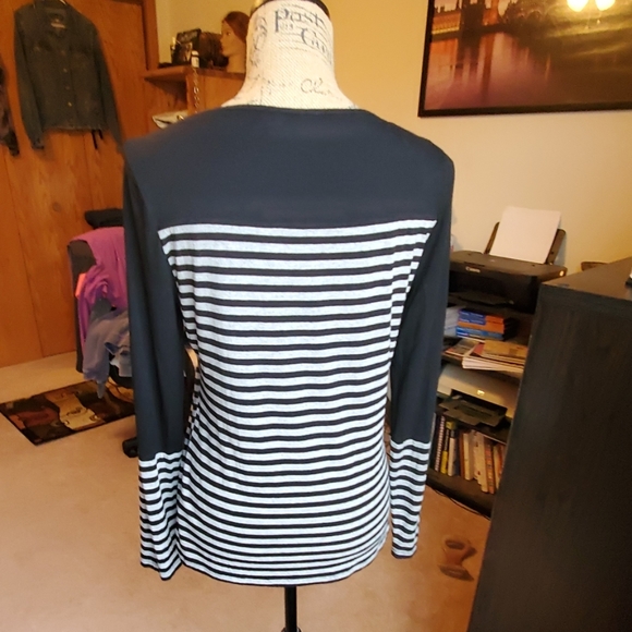 Vince Camuto geometric print top size Medium - Picture 4 of 8